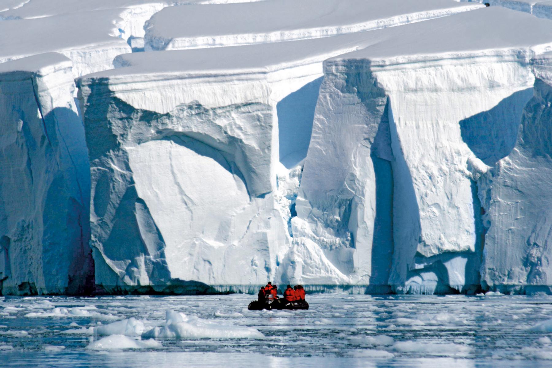 Expeditionskreuzfahrt_05_2014-08-20-BRE_vor_Gletscherspalte_Antarktis
