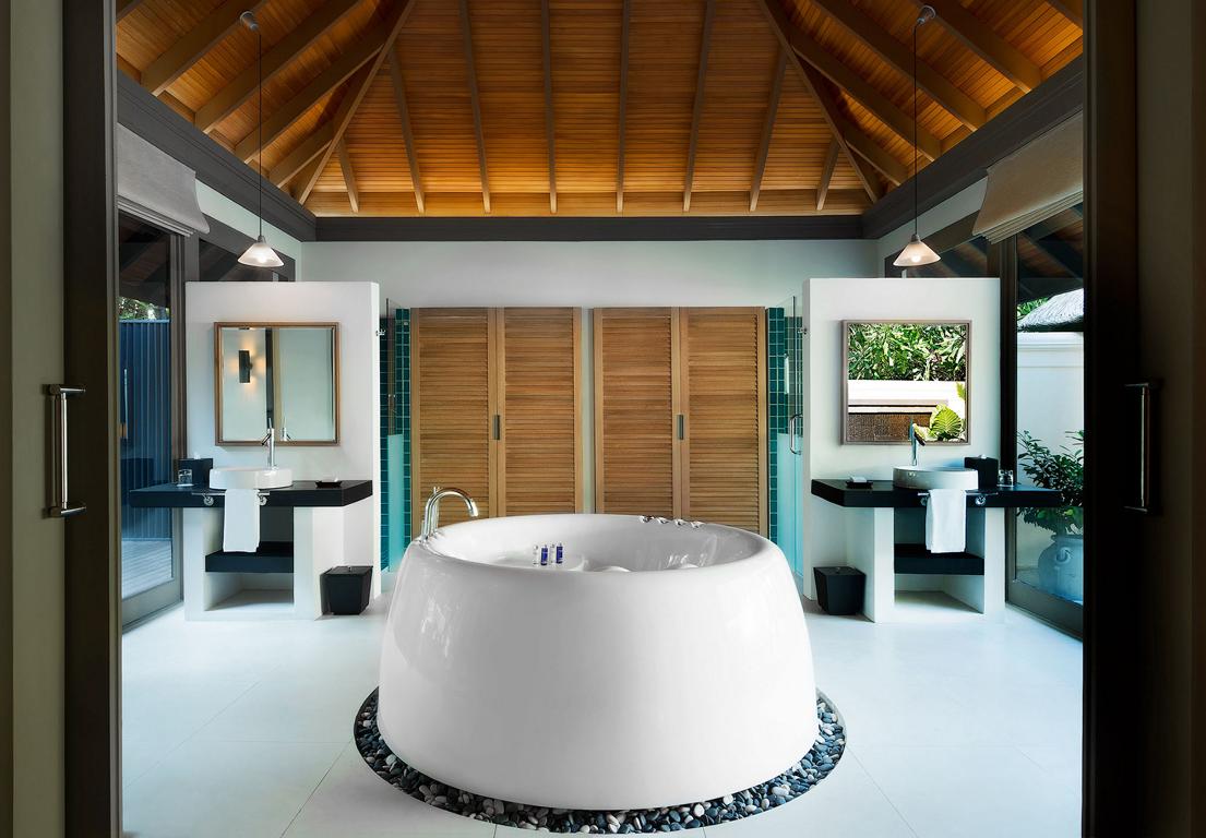 Honeymoon_JA-Manafaru-One-Bedroom-Beach-Suite-with-Private-Infinity-Pool-Bath-1