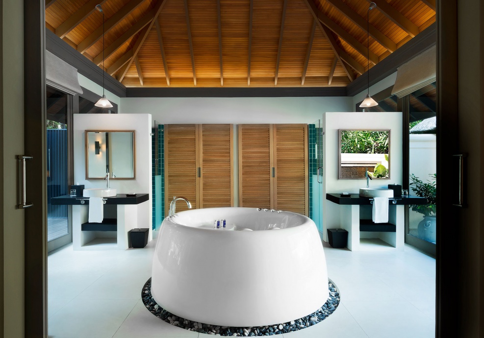 Traumreisen-JA-Manafaru-One-Bedroom-Beach-Suite-with-Private-Infinity-Pool-Bath-1-987x690